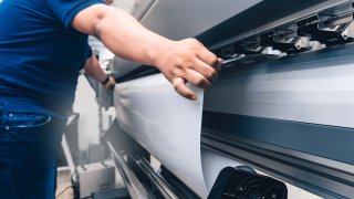 man-holding-printable-material-alarge-format-printing-plotter_1.jpg man-holding-printable-material-alarge-format-printing-plotter_1.jpg